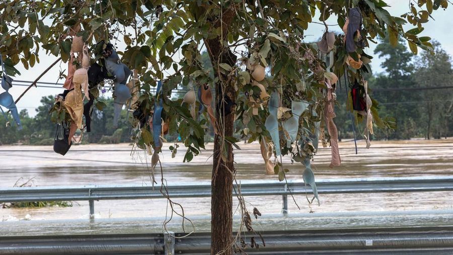 Korban tewas akibat banjir bandang di Thailand bagian selatan terus saat ini mencapai 33 orang. Pihak berwenang menyebutkan hal ini karena hujan deras yang berlangsung terus menerus, Jumat (28/11/2025). (REUTERS/ATHIT PERAWONGMETHA)
