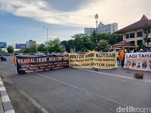 Mahasiswa UNM Blokade Jalan AP Pettarani Tuntut Rektor Diaktifkan Kembali