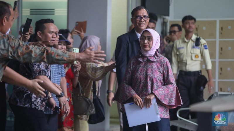 Mantan Dirut PT ASDP Indonesia Ferry (Persero), Ira Puspadewi meninggalkan Rumah Tahanan Merah Putih, Komisi Pemberantasan Korupsi (Rutan KPK), Kuningan, Jakarta, Jumat (28/11/2025). (CNBC Indonesia/Faisal Rahman)