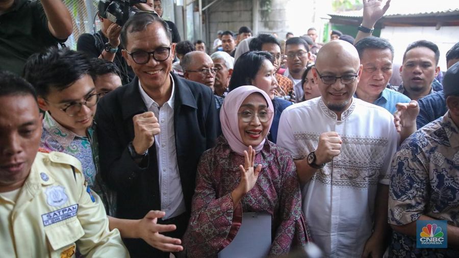 Mantan Dirut PT ASDP Indonesia Ferry (Persero), Ira Puspadewi meninggalkan Rumah Tahanan Merah Putih, Komisi Pemberantasan Korupsi (Rutan KPK), Kuningan, Jakarta, Jumat (28/11/2025). (CNBC Indonesia/Faisal Rahman)