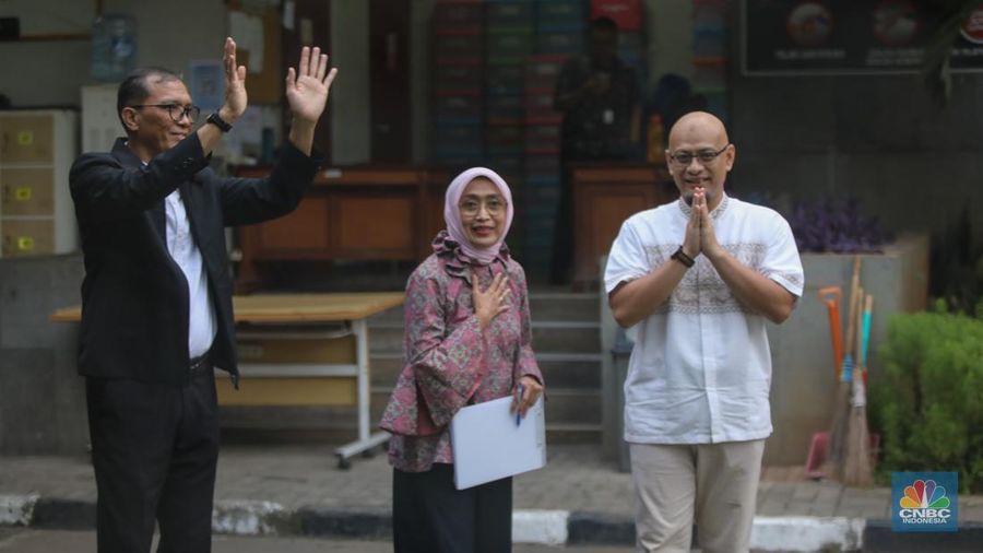 Mantan Dirut PT ASDP Indonesia Ferry (Persero), Ira Puspadewi meninggalkan Rumah Tahanan Merah Putih, Komisi Pemberantasan Korupsi (Rutan KPK), Kuningan, Jakarta, Jumat (28/11/2025). (CNBC Indonesia/Faisal Rahman)