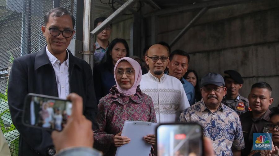 Mantan Dirut PT ASDP Indonesia Ferry (Persero), Ira Puspadewi meninggalkan Rumah Tahanan Merah Putih, Komisi Pemberantasan Korupsi (Rutan KPK), Kuningan, Jakarta, Jumat (28/11/2025). (CNBC Indonesia/Faisal Rahman)