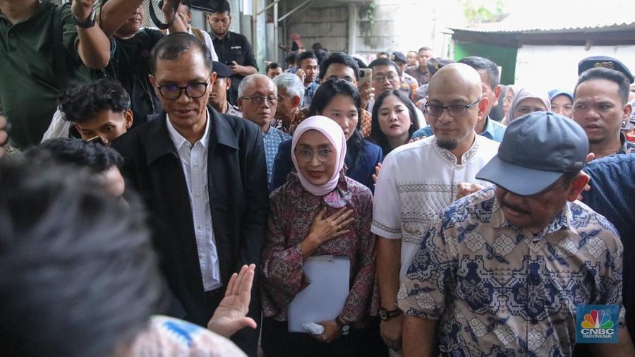 Mantan Dirut PT ASDP Indonesia Ferry (Persero), Ira Puspadewi meninggalkan Rumah Tahanan Merah Putih, Komisi Pemberantasan Korupsi (Rutan KPK), Kuningan, Jakarta, Jumat (28/11/2025). (CNBC Indonesia/Faisal Rahman)