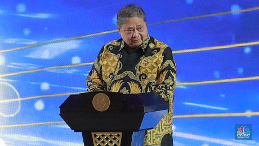 Menko Perekonomian, Airlangga Hartarto saat menyampaikan laporan dalam acara Pertemuan Tahunan Bank Indonesia (PTBI) Tahun 2025 "Tangguh dan Mandiri: Sinergi Mendorong Pertubuhan Ekonomi Lebih Tinggi dan Berdaya Tahan" di Grha Bhasvara Icchana, kompleks kantor pusat Bank Indonesia, Jakarta, Jumat (28/11/2025) malam. (CNBC Indonesia/Muhammad Sabki)