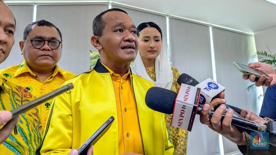 Menteri ESDM/ Ketua Umum Partai Golkar Bahlil Lahadalia saat ditemui di Kantor DPP Partai Golkar, Jakarta, Jumat (28/11/2025). (CNBC Indonesia/Firda Dwi Muliawati)