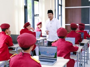 Gus Ipul Antusias Lihat Penampilan Bakat Siswa SRMA 14 Bandung Barat