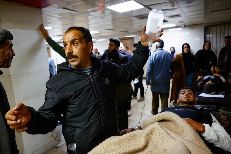 Seorang pria duduk di reruntuhan lokasi yang rusak setelah serangan Israel pada hari Jumat, menurut media pemerintah Suriah, di Beit Jinn, Suriah, 28 November 2025. (REUTERS/Ali Ahmed al-Najjar)