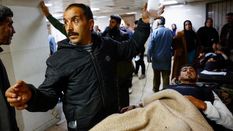 Seorang pria duduk di reruntuhan lokasi yang rusak setelah serangan Israel pada hari Jumat, menurut media pemerintah Suriah, di Beit Jinn, Suriah, 28 November 2025. (REUTERS/Ali Ahmed al-Najjar)