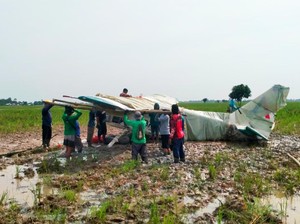 Bangkai Pesawat GA28 yang Terdampar di Sawah Karawang Dievakuasi Warga