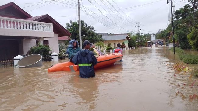 Banjir Bandang Sumatra Barat, Jalan Putus-Ramai Acara di Hotel Batal