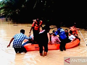 Terjebak Banjir, 40 Warga Nagan Raya Aceh Dievakuasi Pakai Perahu Karet