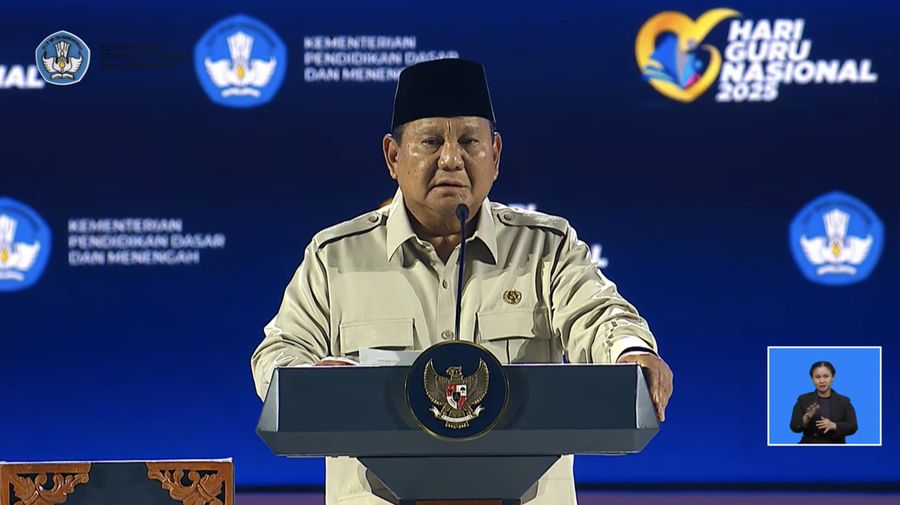 Presiden Prabowo Subianto menyampaikan sambutan dalam Puncak Peringatan Hari Guru Nasional 2025 di Indonesia Arena, Kompleks Gelora Bung Karno, Jakarta, Jumat (28/11/2025). (Tangkapan Layar Youtube/KEMDIKDASMEN)