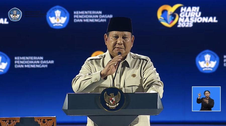 Presiden Prabowo Subianto menyampaikan sambutan dalam Puncak Peringatan Hari Guru Nasional 2025 di Indonesia Arena, Kompleks Gelora Bung Karno, Jakarta, Jumat (28/11/2025). (Tangkapan Layar Youtube/KEMDIKDASMEN)