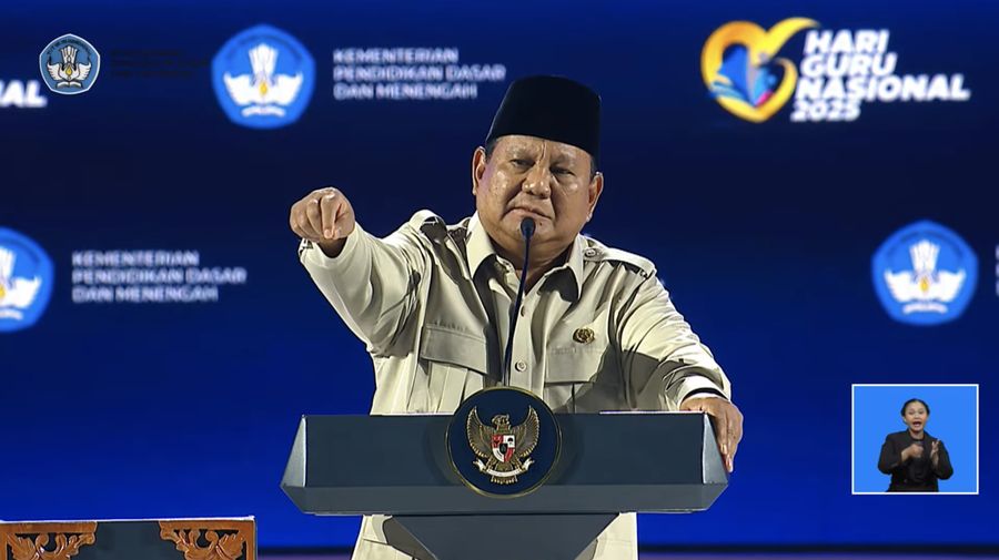 Presiden Prabowo Subianto menyampaikan sambutan dalam Puncak Peringatan Hari Guru Nasional 2025 di Indonesia Arena, Kompleks Gelora Bung Karno, Jakarta, Jumat (28/11/2025). (Tangkapan Layar Youtube/KEMDIKDASMEN)