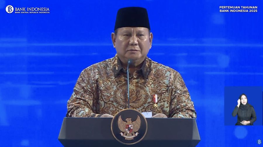 Presiden Republik Indonesia, Prabowo Subianto memberi sambutan dalam acara Pertemuan Tahunan Bank Indonesia (PTBI) Tahun 2025 "Tangguh dan Mandiri: Sinergi Mendorong Pertubuhan Ekonomi Lebih Tinggi dan Berdaya Tahan" di Grha Bhasvara Icchana, kompleks kantor pusat Bank Indonesia, Jakarta, Jumat (28/11/2025) malam. (Tangkapan Layar Youtube/Bank Indonesia)