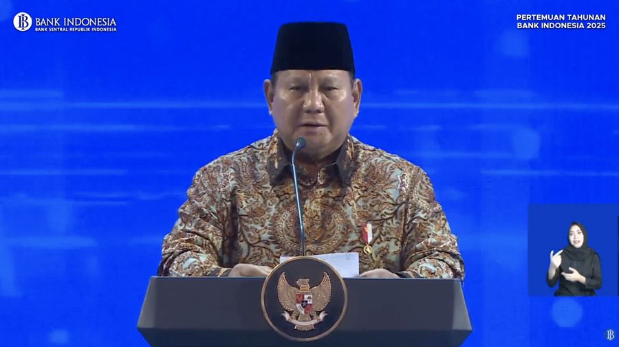 Presiden Republik Indonesia, Prabowo Subianto memberi sambutan dalam acara Pertemuan Tahunan Bank Indonesia (PTBI) Tahun 2025 "Tangguh dan Mandiri: Sinergi Mendorong Pertubuhan Ekonomi Lebih Tinggi dan Berdaya Tahan" di Grha Bhasvara Icchana, kompleks kantor pusat Bank Indonesia, Jakarta, Jumat (28/11/2025) malam. (Tangkapan Layar Youtube/Bank Indonesia)