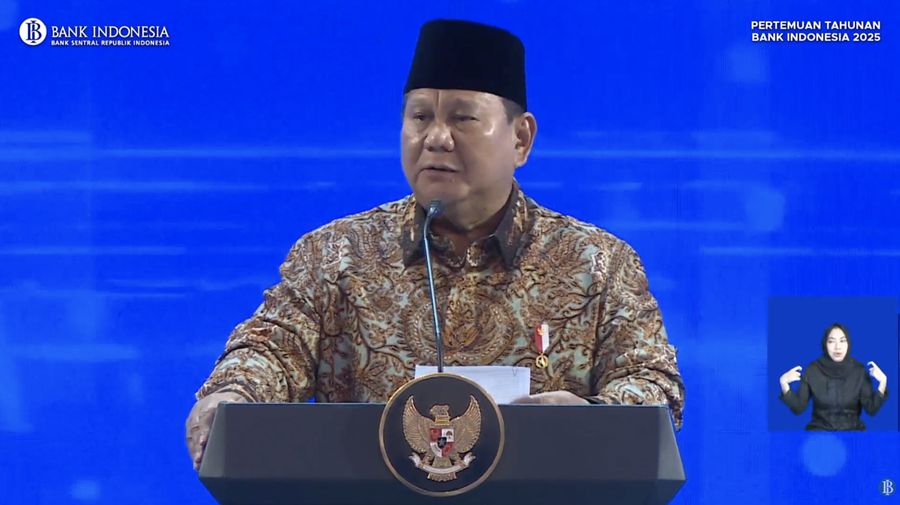 Presiden Republik Indonesia, Prabowo Subianto memberi sambutan dalam acara Pertemuan Tahunan Bank Indonesia (PTBI) Tahun 2025 "Tangguh dan Mandiri: Sinergi Mendorong Pertubuhan Ekonomi Lebih Tinggi dan Berdaya Tahan" di Grha Bhasvara Icchana, kompleks kantor pusat Bank Indonesia, Jakarta, Jumat (28/11/2025) malam. (Tangkapan Layar Youtube/Bank Indonesia)
