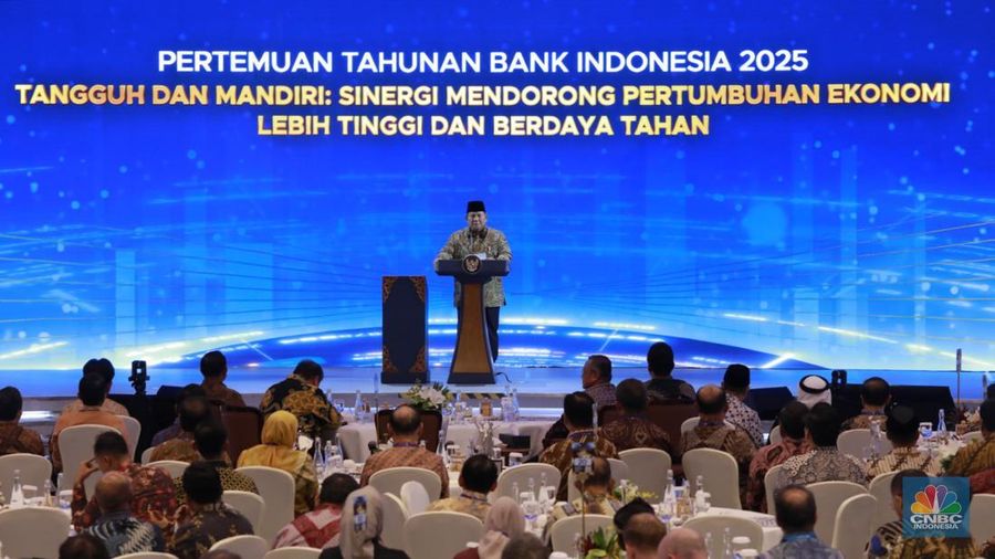 Presiden Republik Indonesia, Prabowo Subianto memberi sambutan dalam acara Pertemuan Tahunan Bank Indonesia (PTBI) Tahun 2025 "Tangguh dan Mandiri: Sinergi Mendorong Pertubuhan Ekonomi Lebih Tinggi dan Berdaya Tahan" di Grha Bhasvara Icchana, kompleks kantor pusat Bank Indonesia, Jakarta, Jumat (28/11/2025) malam. (CNBC Indonesia/Muhamad Sabki)