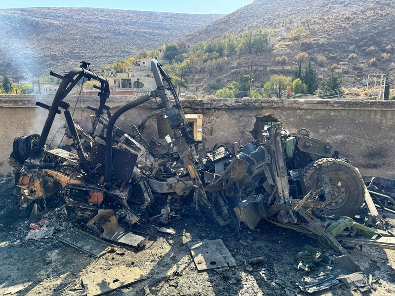 Seorang pria duduk di reruntuhan lokasi yang rusak setelah serangan Israel pada hari Jumat, menurut media pemerintah Suriah, di Beit Jinn, Suriah, 28 November 2025. (REUTERS/Ali Ahmed al-Najjar)