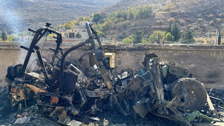 Seorang pria duduk di reruntuhan lokasi yang rusak setelah serangan Israel pada hari Jumat, menurut media pemerintah Suriah, di Beit Jinn, Suriah, 28 November 2025. (REUTERS/Ali Ahmed al-Najjar)