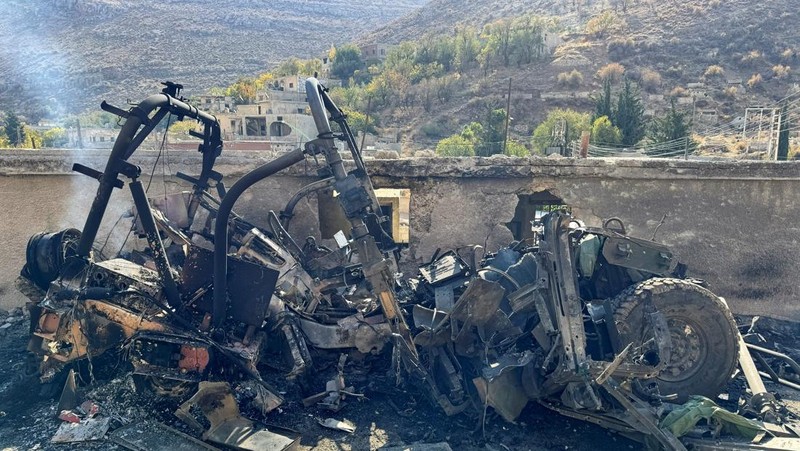 Seorang pria duduk di reruntuhan lokasi yang rusak setelah serangan Israel pada hari Jumat, menurut media pemerintah Suriah, di Beit Jinn, Suriah, 28 November 2025. (REUTERS/Ali Ahmed al-Najjar)