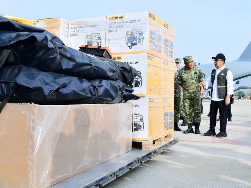Sekretaris Kabinet RI (Seskab) Teddy Indra Wijaya memberikan keterangan mengenai pengiriman bantuan untuk tiga provinsi di Pulau Sumatera yang saat ini dilanda banjir bandang, yakni Sumatera Barat, Sumatera Utara, dan Aceh, Jumat (28/11/2025). (Tangkapan layar instagram @sekretariat.kabinet)