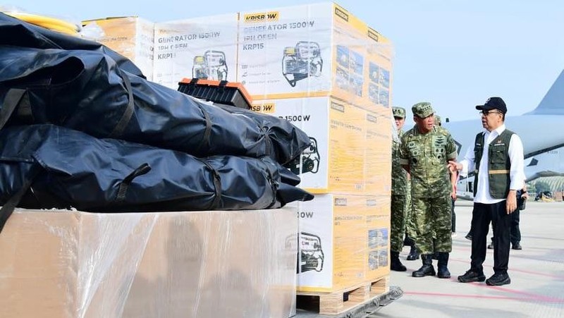 Sekretaris Kabinet RI (Seskab) Teddy Indra Wijaya memberikan keterangan mengenai pengiriman bantuan untuk tiga provinsi di Pulau Sumatera yang saat ini dilanda banjir bandang, yakni Sumatera Barat, Sumatera Utara, dan Aceh, Jumat (28/11/2025). (Tangkapan layar instagram @sekretariat.kabinet)