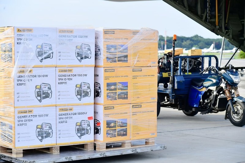 Sekretaris Kabinet RI (Seskab) Teddy Indra Wijaya memberikan keterangan mengenai pengiriman bantuan untuk tiga provinsi di Pulau Sumatera yang saat ini dilanda banjir bandang, yakni Sumatera Barat, Sumatera Utara, dan Aceh, Jumat (28/11/2025). (Tangkapan layar instagram @sekretariat.kabinet)