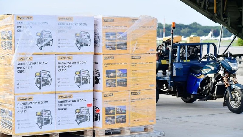 Sekretaris Kabinet RI (Seskab) Teddy Indra Wijaya memberikan keterangan mengenai pengiriman bantuan untuk tiga provinsi di Pulau Sumatera yang saat ini dilanda banjir bandang, yakni Sumatera Barat, Sumatera Utara, dan Aceh, Jumat (28/11/2025). (Tangkapan layar instagram @sekretariat.kabinet)