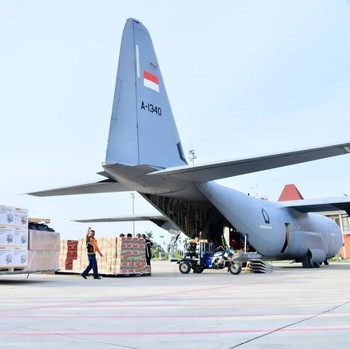 Momen Seskab Teddy Lepas 4 Pesawat TNI Bawa Bantuan Untuk Sumatra