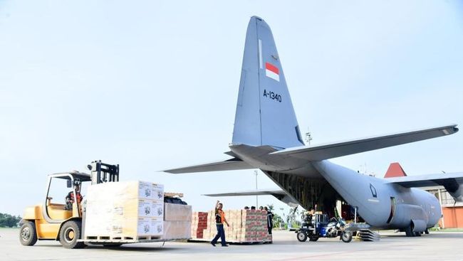 Momen Seskab Teddy Lepas 4 Pesawat TNI Bawa Bantuan Untuk Sumatra