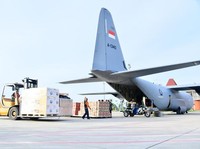 Momen Seskab Teddy Lepas 4 Pesawat TNI Bawa Bantuan Untuk Sumatra