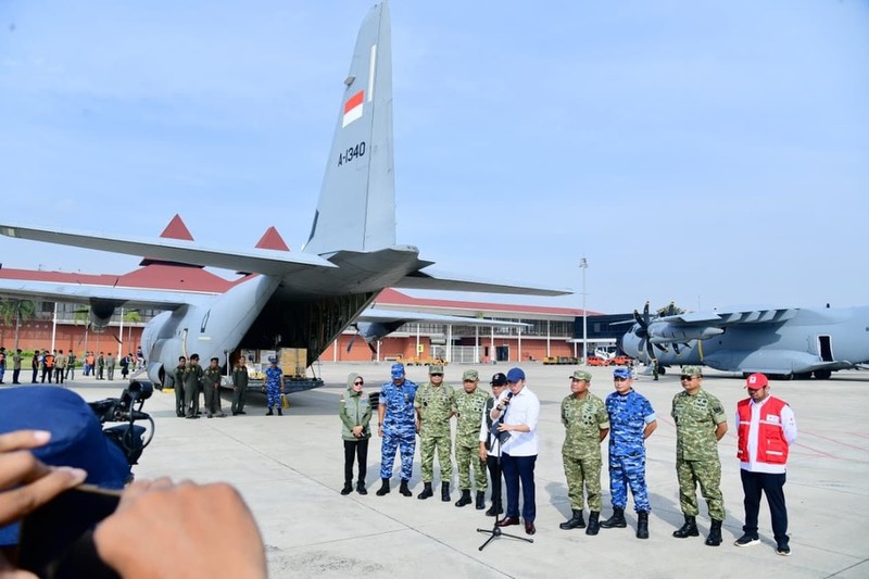 Sekretaris Kabinet RI (Seskab) Teddy Indra Wijaya memberikan keterangan mengenai pengiriman bantuan untuk tiga provinsi di Pulau Sumatera yang saat ini dilanda banjir bandang, yakni Sumatera Barat, Sumatera Utara, dan Aceh, Jumat (28/11/2025). (Tangkapan layar instagram @sekretariat.kabinet)
