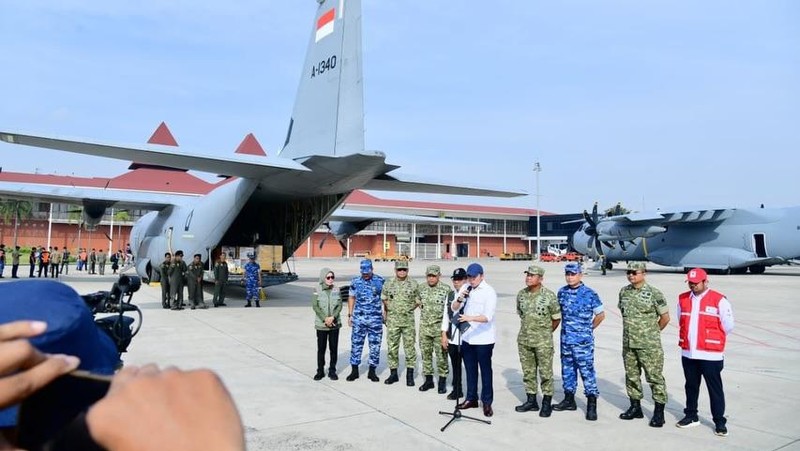 Sekretaris Kabinet RI (Seskab) Teddy Indra Wijaya memberikan keterangan mengenai pengiriman bantuan untuk tiga provinsi di Pulau Sumatera yang saat ini dilanda banjir bandang, yakni Sumatera Barat, Sumatera Utara, dan Aceh, Jumat (28/11/2025). (Tangkapan layar instagram @sekretariat.kabinet)