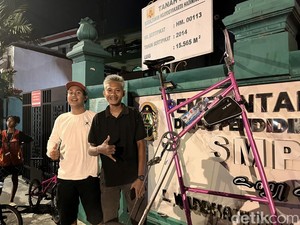 Unik! Ada Sepeda Setinggi 2 Meter Hiasi Jogja Last Friday Ride