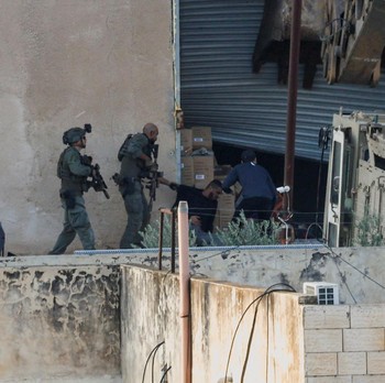 Detik-Detik Tentara Israel Tembak 2 Pemuda Palestina yang Menyerah