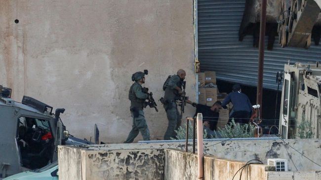 Detik-Detik Tentara Israel Tembak 2 Pemuda Palestina yang Menyerah