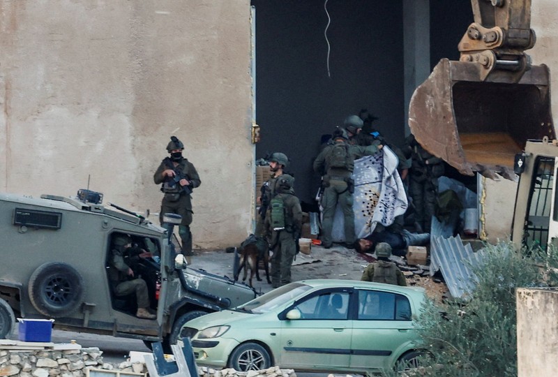 Tentara Israel mengambil posisi dalam serangan di Jenin, Tepi Barat yang diduduki Israel, 27 November 2025. (REUTERS/Mohamad Torokman)