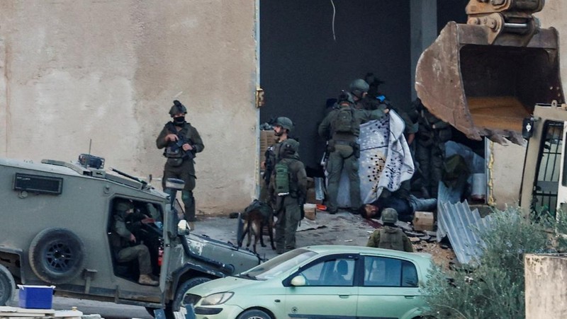 Tentara Israel mengambil posisi dalam serangan di Jenin, Tepi Barat yang diduduki Israel, 27 November 2025. (REUTERS/Mohamad Torokman)