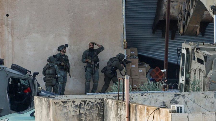 Tentara Israel mengambil posisi dalam serangan di Jenin, Tepi Barat yang diduduki Israel, 27 November 2025. (REUTERS/Mohamad Torokman)