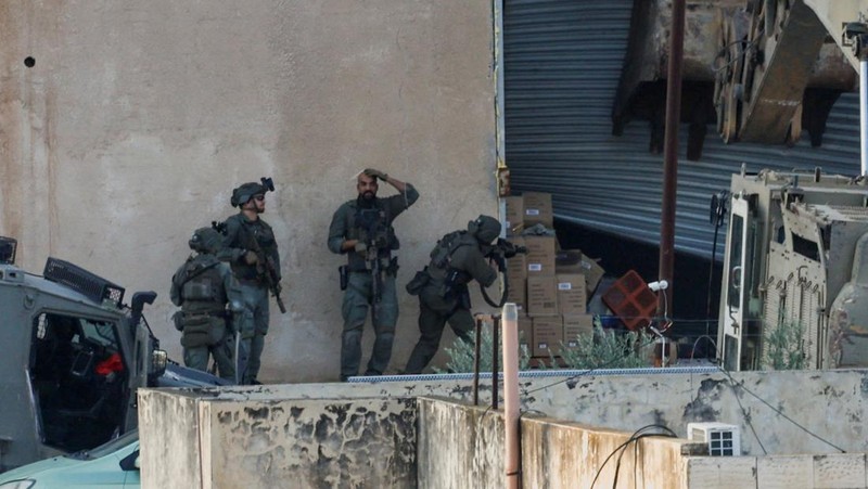 Tentara Israel mengambil posisi dalam serangan di Jenin, Tepi Barat yang diduduki Israel, 27 November 2025. (REUTERS/Mohamad Torokman)