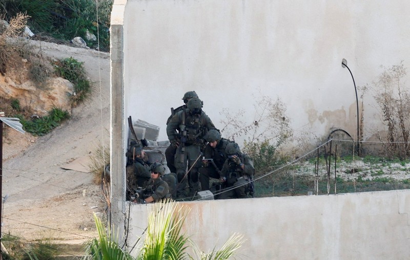 Tentara Israel mengambil posisi dalam serangan di Jenin, Tepi Barat yang diduduki Israel, 27 November 2025. (REUTERS/Mohamad Torokman)