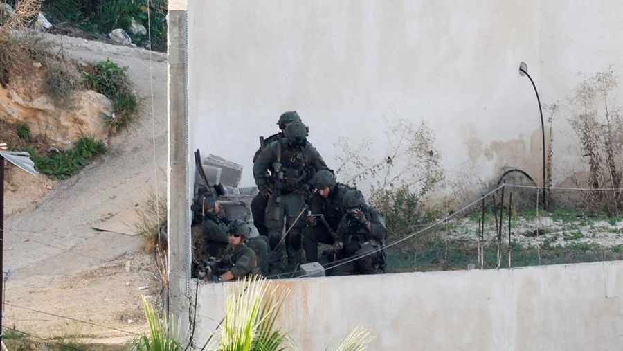 Tentara Israel mengambil posisi dalam serangan di Jenin, Tepi Barat yang diduduki Israel, 27 November 2025. (REUTERS/Mohamad Torokman)