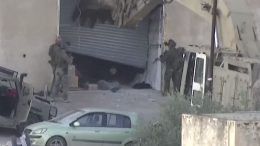 Tentara Israel mengambil posisi dalam serangan di Jenin, Tepi Barat yang diduduki Israel, 27 November 2025. (REUTERS/Mohamad Torokman)