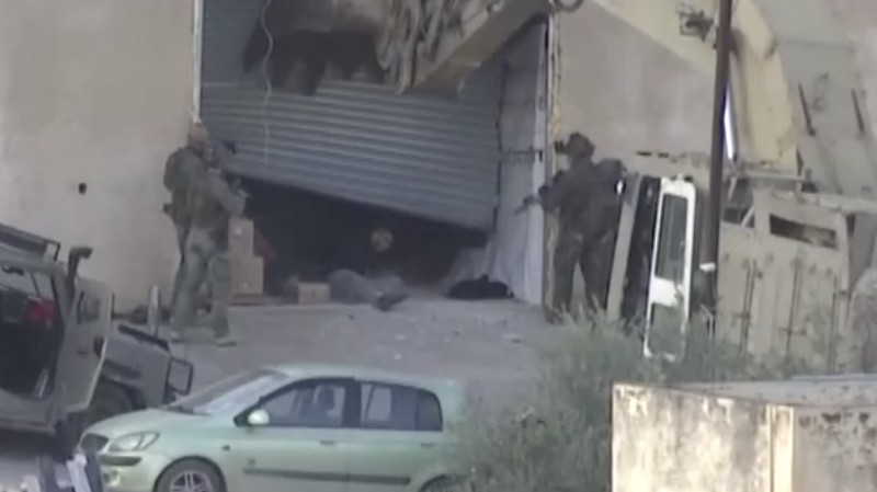 Tentara Israel mengambil posisi dalam serangan di Jenin, Tepi Barat yang diduduki Israel, 27 November 2025. (REUTERS/Mohamad Torokman)