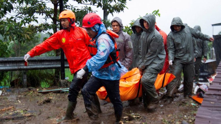 Tim penyelamat membawa kantong jenazah korban di daerah yang dilanda banjir bandang, menyusul hujan lebat di Agam, provinsi Sumatera Barat, Indonesia, 27 November 2025. (REUTERS/Stringer)