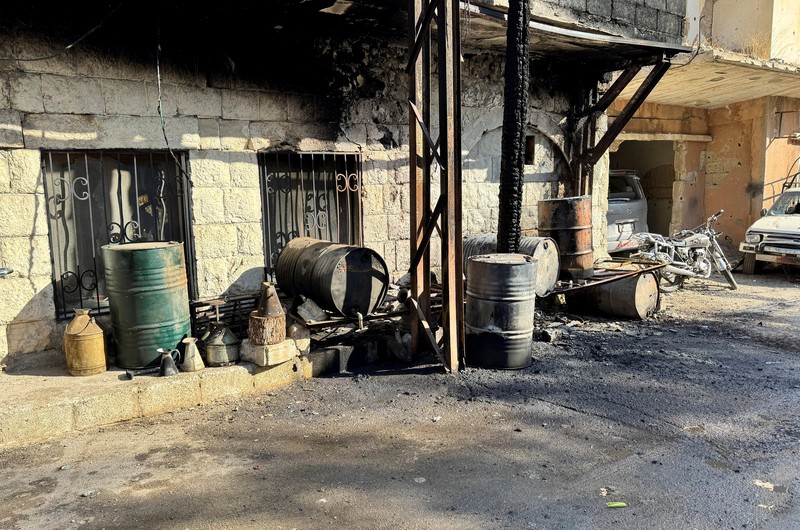 Seorang pria duduk di reruntuhan lokasi yang rusak setelah serangan Israel pada hari Jumat, menurut media pemerintah Suriah, di Beit Jinn, Suriah, 28 November 2025. (REUTERS/Ali Ahmed al-Najjar)