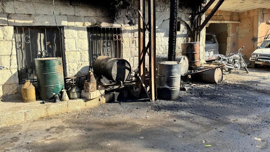 Seorang pria duduk di reruntuhan lokasi yang rusak setelah serangan Israel pada hari Jumat, menurut media pemerintah Suriah, di Beit Jinn, Suriah, 28 November 2025. (REUTERS/Ali Ahmed al-Najjar)