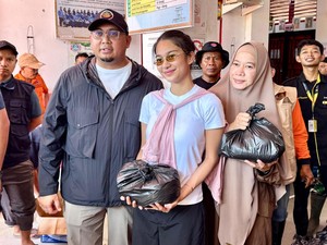 Azizah Salsha dan Sang Ayah Bagikan Bantuan untuk Korban Banjir di Padang
