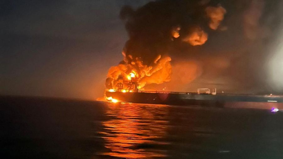 Api dan asap tebal mengepul dari sebuah kapal tanker setelah ledakan mengguncang dua kapal dari armada bayangan Rusia di Laut Hitam dekat Selat Bosporus Turki, Jumat (28/11/2025). (via REUTERS/Turkish Directorate General for)
